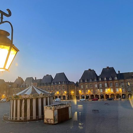 Suites Mana- Studio Art Ducal Avec Terrasse Sur L'Arriere De La Place Ducale Parking Inclus Шарлевиль-Мезьер Экстерьер фото
