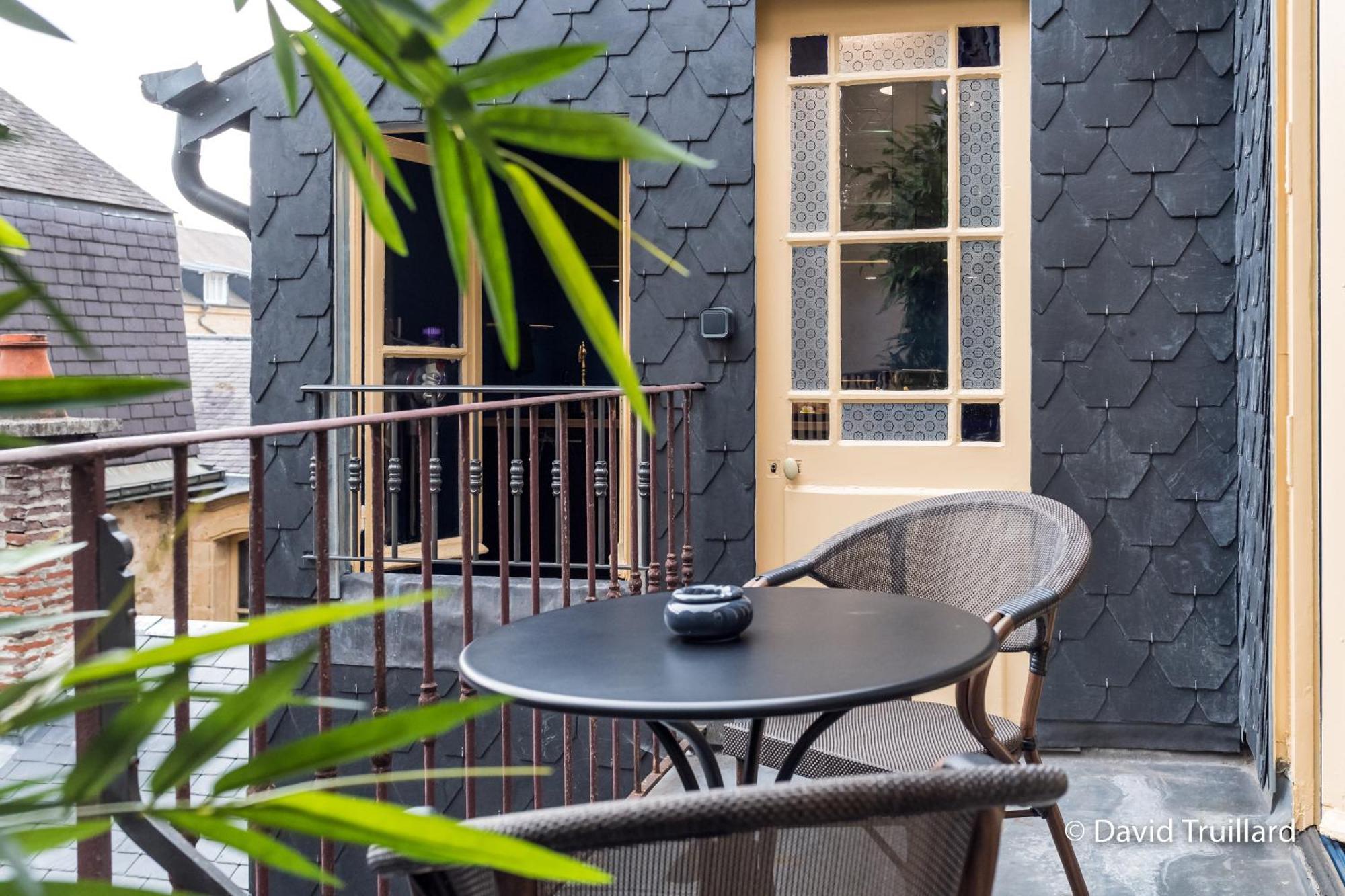 Suites Mana- Studio Art Ducal Avec Terrasse Sur L'Arriere De La Place Ducale Parking Inclus Шарлевиль-Мезьер Экстерьер фото