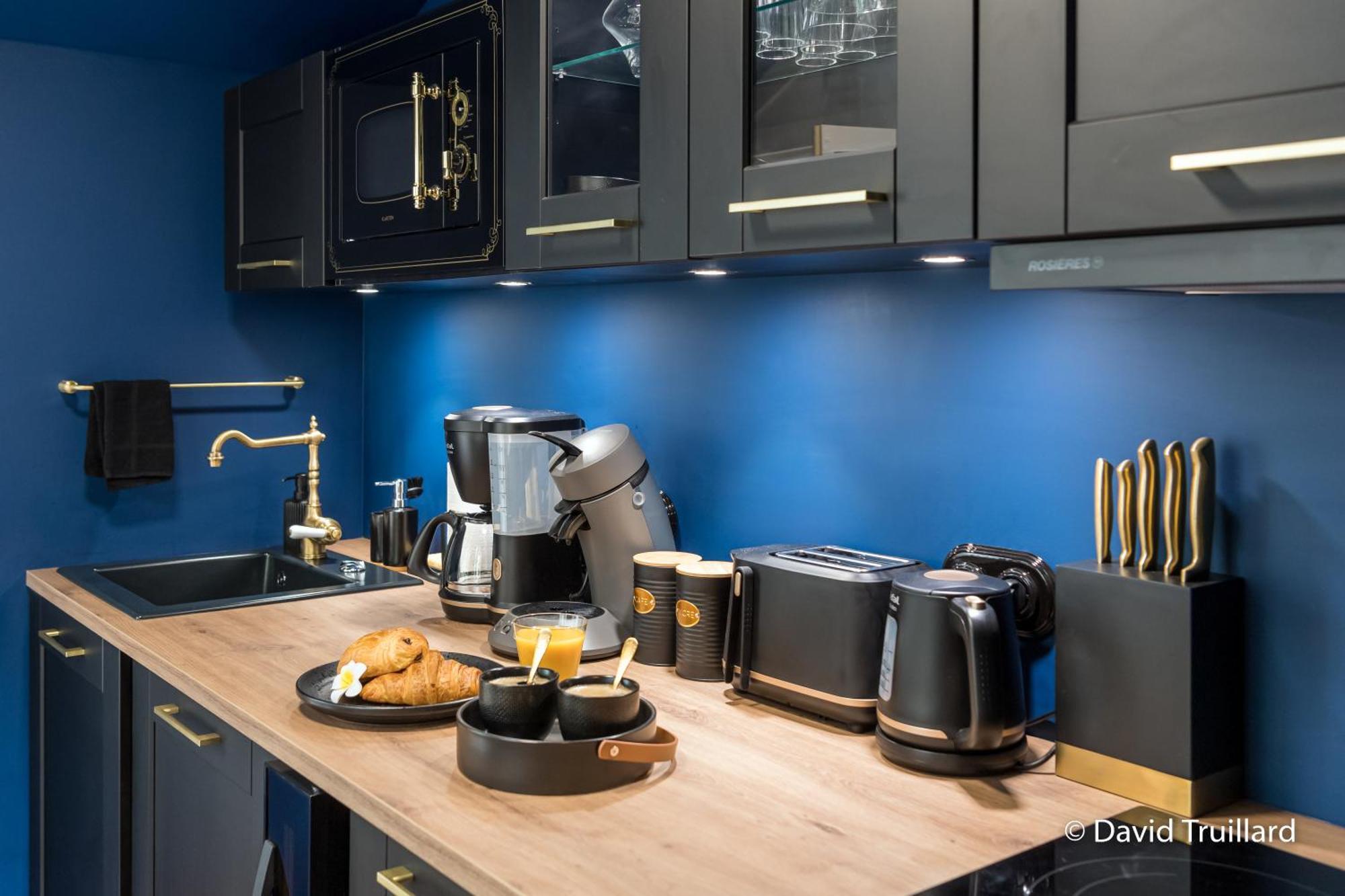 Suites Mana- Studio Art Ducal Avec Terrasse Sur L'Arriere De La Place Ducale Parking Inclus Шарлевиль-Мезьер Экстерьер фото