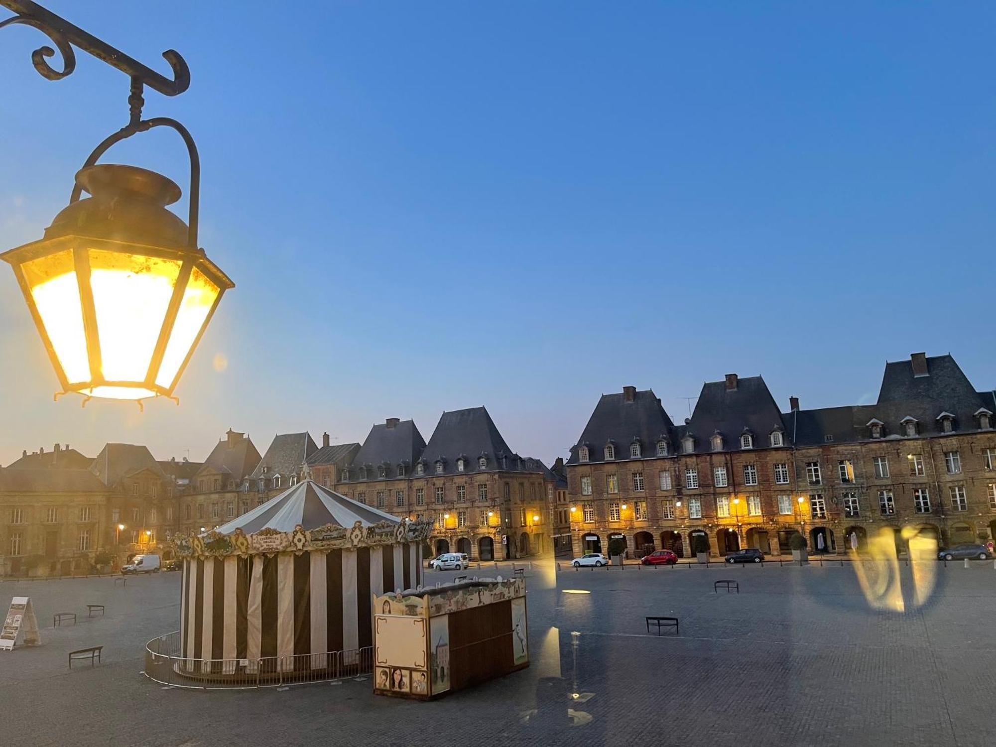 Suites Mana- Studio Art Ducal Avec Terrasse Sur L'Arriere De La Place Ducale Parking Inclus Шарлевиль-Мезьер Экстерьер фото